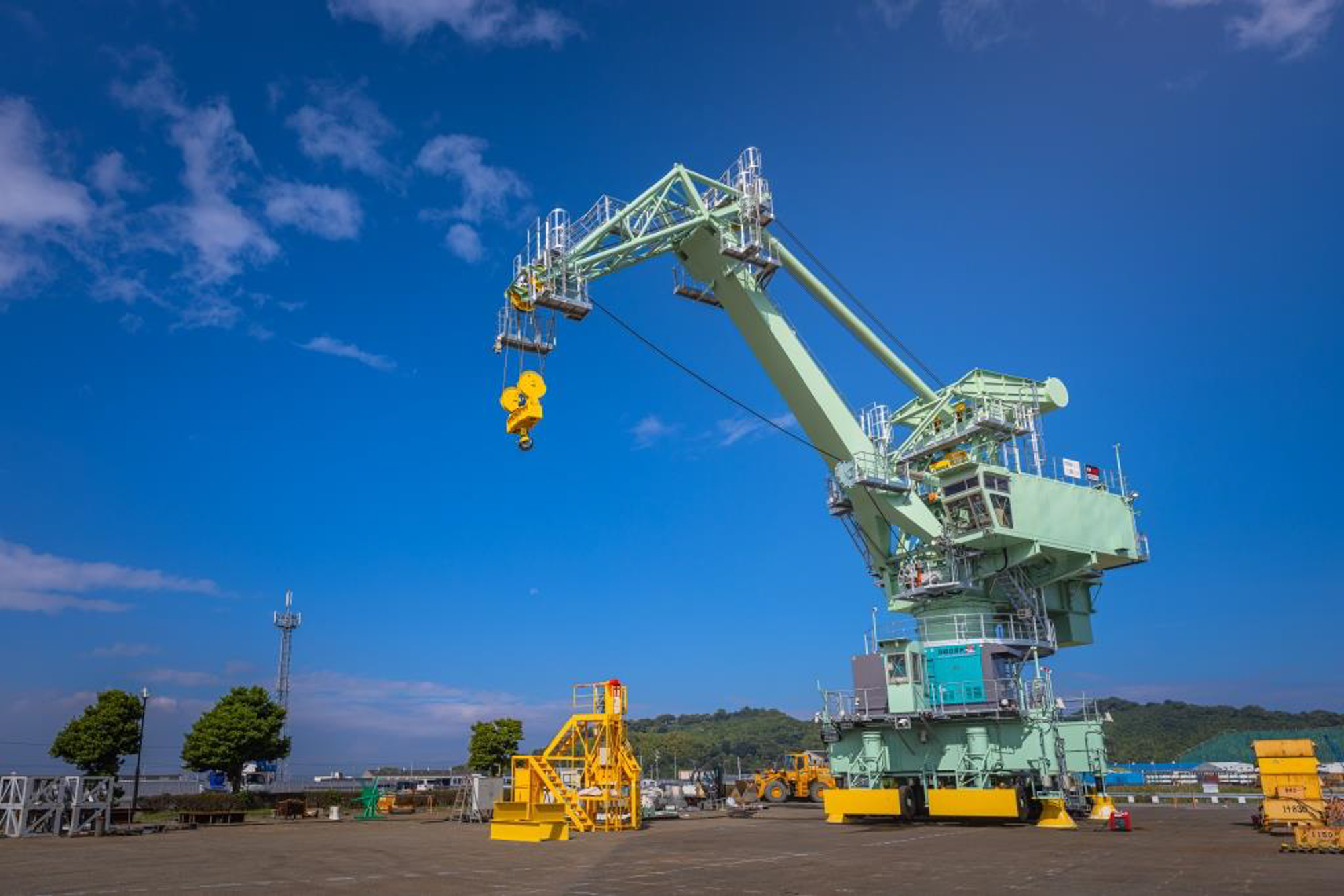 Self-Propelled Luffing Jib Crane